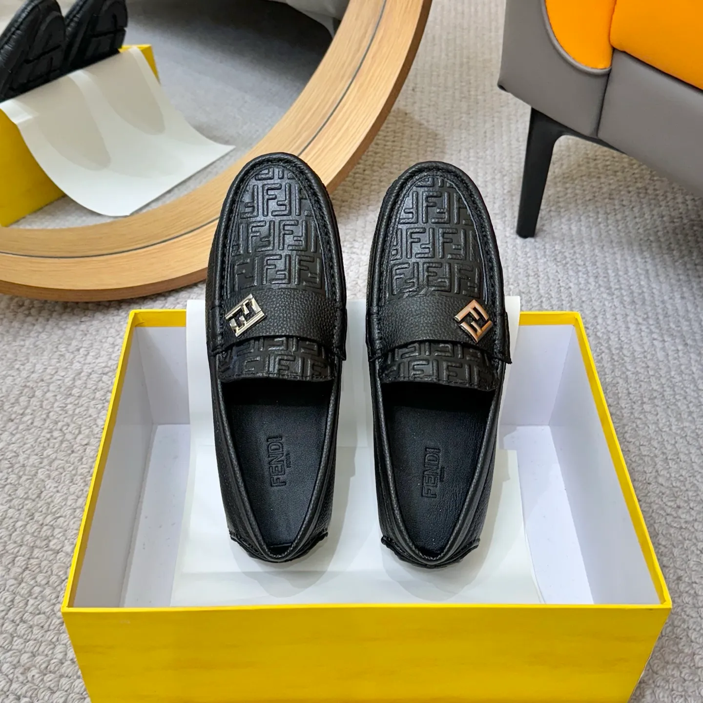 Men's shoes 💰420 [FENDI Fendi] 2⃣️0⃣️2⃣️5️⃣New Milan men's fashion lazy catwalk style ✅ fashionable casual beanie shoes, imported calfskin fabric, super smooth texture, sweat-absorbent and breathable, (sheepskin lining). Metal LOGO on the shoe body, Medusa avatar, irregular avatar, high-end craftsmanship logo✅ French Loft set foot design style 👟Low-key and elegant, great on-foot effect... Men's shoe size: 38-46 (4-12)